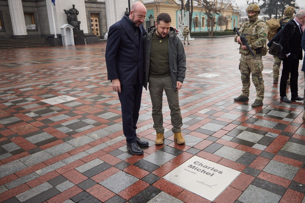 На Алеї сміливості в Києві було відкрито іменну табличку Шарля Мішеля На Алеї сміливості в Києві було відкрито іменну табличку Шарля Мішеля
