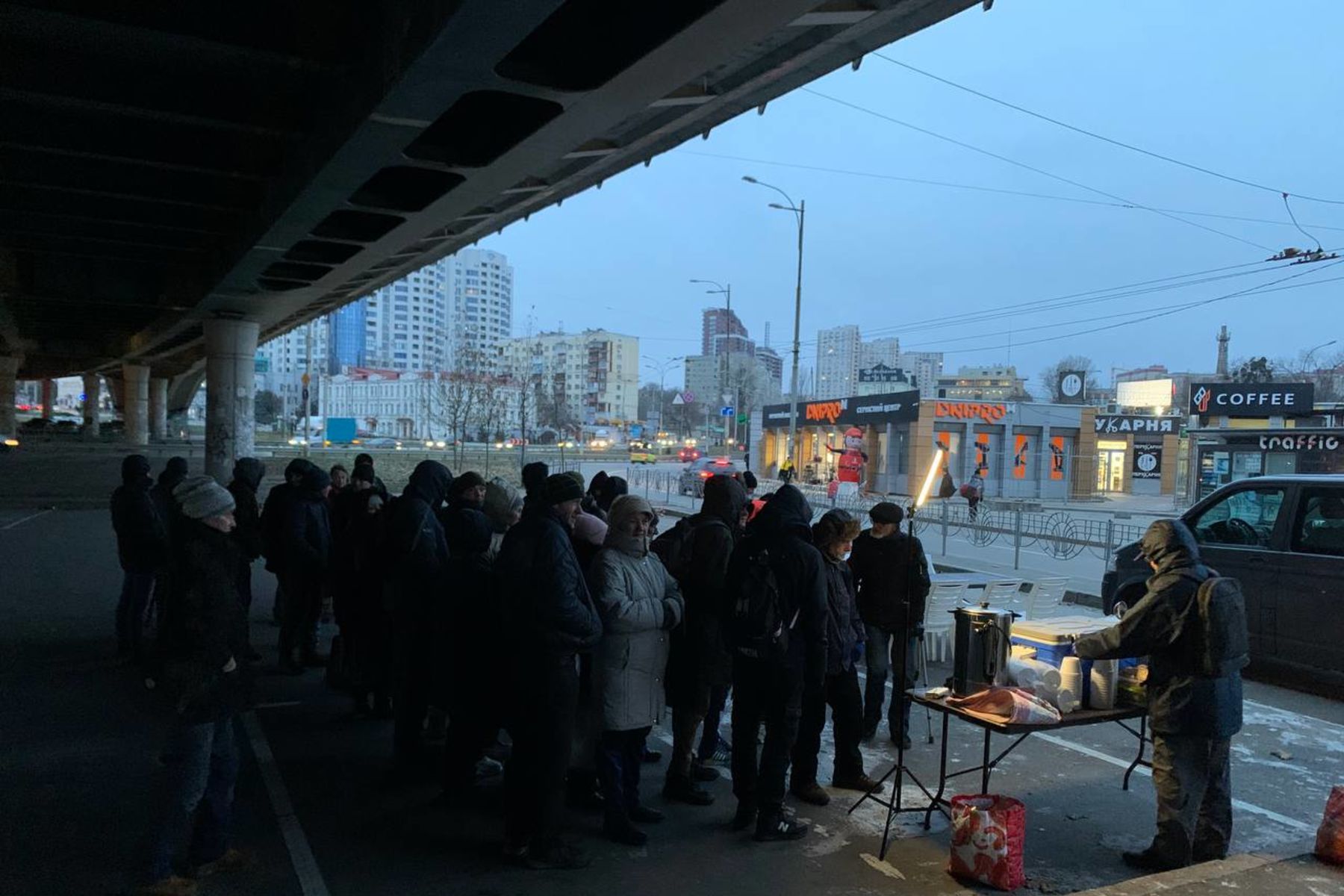 Отці оріоністи та&nbsp;фундація &laquo;Мудра справа&raquo; роздають гарячі обіди людям, позбавленим домівки