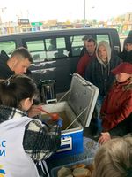 Отці оріоністи та&nbsp;фундація &laquo;Мудра справа&raquo; роздають гарячі обіди людям, позбавленим домівки