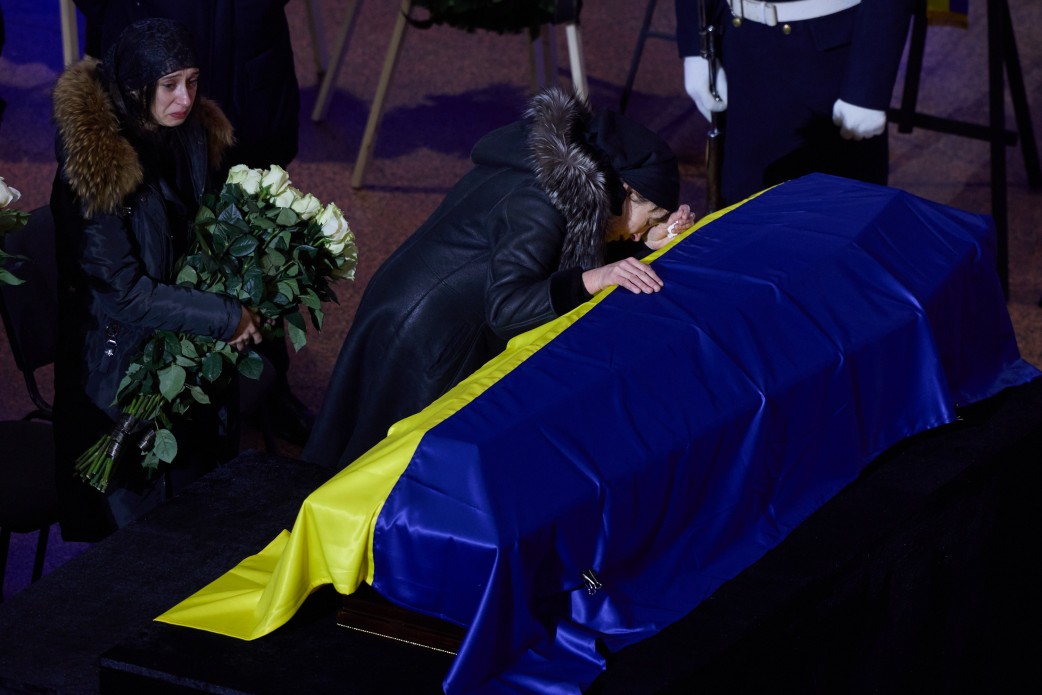 Президент і перша леді взяли участь у церемонії прощання з очільником та працівниками МВС, які загинули внаслідок авіакатастрофи у Броварах Президент і перша леді взяли участь у церемонії прощання з очільником та працівниками МВС, які загинули внаслідок авіакатастрофи у Броварах