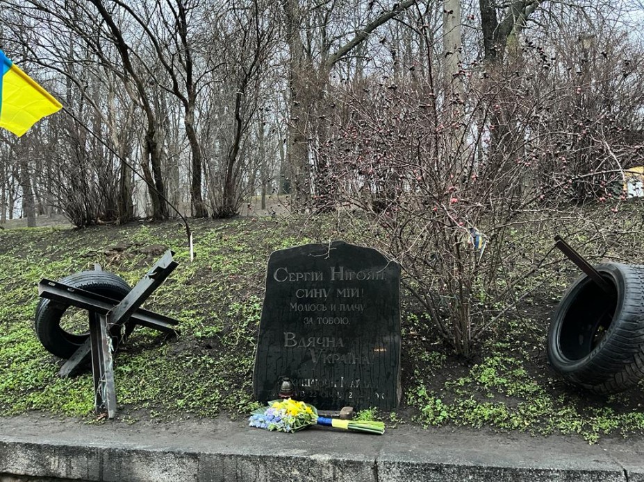 Президент України вшанував пам’ять Героїв Небесної Сотні Президент України вшанував пам’ять Героїв Небесної Сотні