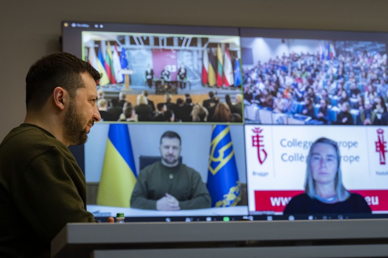 Україні потрібно більше фахівців із європейських справ, які захищатимуть європейські цінності – Президент під час спілкування зі студентами та викладачами Коледжу Європи Україні потрібно більше фахівців із європейських справ, які захищатимуть європейські цінності – Президент під час спілкування зі студентами та викладачами Коледжу Європи
