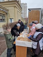 В Ірпені вже вдруге роздали гарячі обіди для потребуючих В Ірпені вже вдруге роздали гарячі обіди для потребуючих