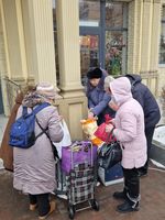 В Ірпені вже вдруге роздали гарячі обіди для потребуючих В Ірпені вже вдруге роздали гарячі обіди для потребуючих