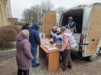 В Ірпені вже вдруге роздали гарячі обіди для потребуючих В Ірпені вже вдруге роздали гарячі обіди для потребуючих