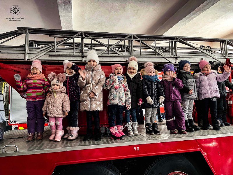 До рятувальників Уманщини на екскурсію завітали дітки, які були змушені покинути свої рідні домівки внаслідок бойових дій До рятувальників Уманщини на екскурсію завітали дітки, які були змушені покинути свої рідні домівки внаслідок бойових дій
