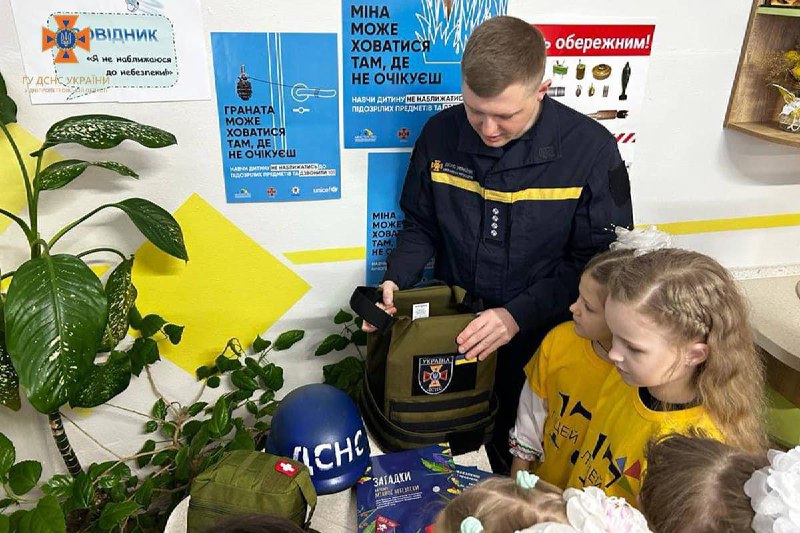 Дніпропетровщина: + 1 Клас безпеки у Павлоградському районі 🤗
⏺У Класах безпеки діти навчаються правил поведінки у різних життєвих ситуаціях Дніпропетровщина: + 1 Клас безпеки у Павлоградському районі 🤗
⏺У Класах безпеки діти навчаються правил поведінки у різних життєвих ситуаціях