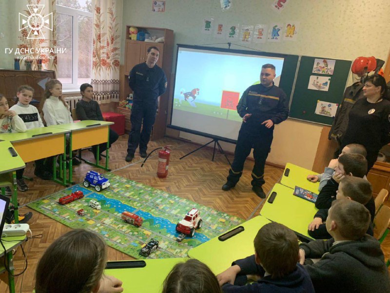 Безпечно навчаємо маленьких українців як діяти у надзвичайних ситуаціях! Безпечно навчаємо маленьких українців як діяти у надзвичайних ситуаціях!