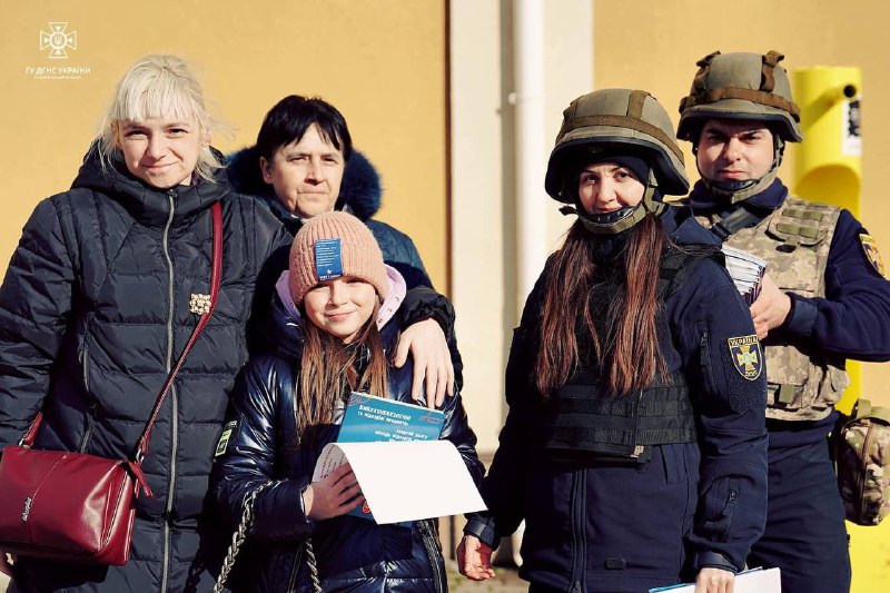 Херсон: З турботою про місцевих мешканців, незважаючи на постійні ворожі обстріли, рятувальники проводять заходи з мінної безпеки! Херсон: З турботою про місцевих мешканців, незважаючи на постійні ворожі обстріли, рятувальники проводять заходи з мінної безпеки!