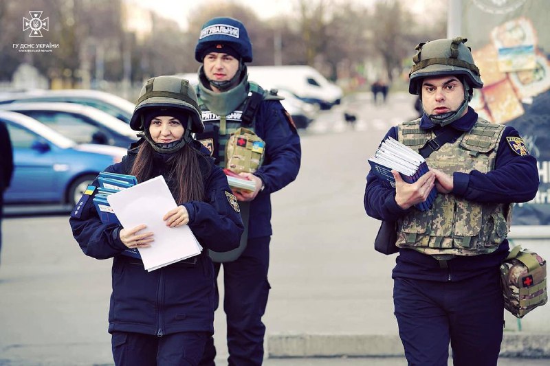 Херсон: З турботою про місцевих мешканців, незважаючи на постійні ворожі обстріли, рятувальники проводять заходи з мінної безпеки! Херсон: З турботою про місцевих мешканців, незважаючи на постійні ворожі обстріли, рятувальники проводять заходи з мінної безпеки!