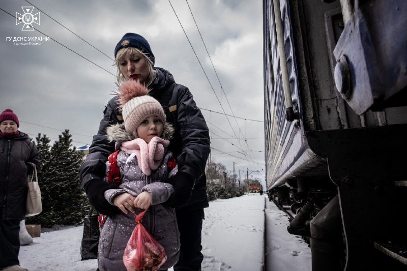 Діти Донецької області нині живуть в постійній небезпеці. Щодня ворог обстрілює житлові квартали та вбиває цивільне населення, тривають запеклі бої Діти Донецької області нині живуть в постійній небезпеці. Щодня ворог обстрілює житлові квартали та вбиває цивільне населення, тривають запеклі бої