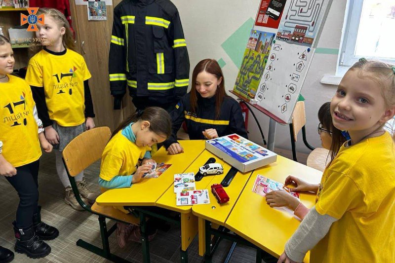 Дніпропетровщина: + 1 Клас безпеки у Павлоградському районі 🤗
⏺У Класах безпеки діти навчаються правил поведінки у різних життєвих ситуаціях Дніпропетровщина: + 1 Клас безпеки у Павлоградському районі 🤗
⏺У Класах безпеки діти навчаються правил поведінки у різних життєвих ситуаціях