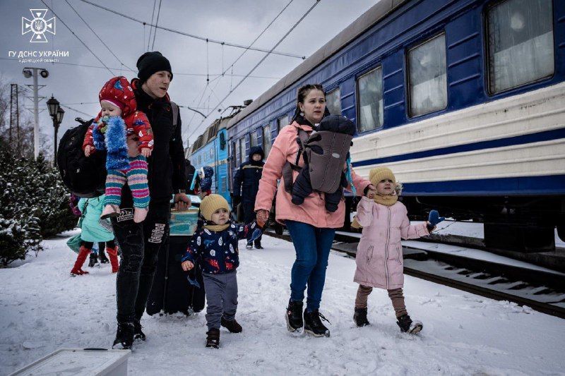 Діти Донецької області нині живуть в постійній небезпеці. Щодня ворог обстрілює житлові квартали та вбиває цивільне населення, тривають запеклі бої Діти Донецької області нині живуть в постійній небезпеці. Щодня ворог обстрілює житлові квартали та вбиває цивільне населення, тривають запеклі бої