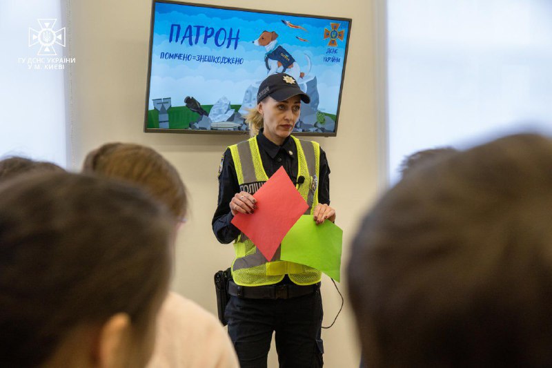 Рятувальники та поліцейські провели урок безпеки життєдіяльності в столичному "Класі безпеки" Рятувальники та поліцейські провели урок безпеки життєдіяльності в столичному "Класі безпеки"