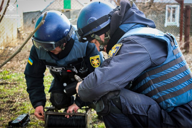 Крок за кроком піротехнічні підрозділи ДСНС України очищають деокуповану частину Херсонської області від вибухонебезпечних предметів Крок за кроком піротехнічні підрозділи ДСНС України очищають деокуповану частину Херсонської області від вибухонебезпечних предметів