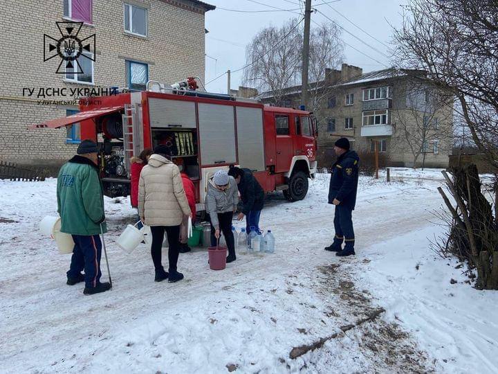 Ізюм: рятувальники Луганського гарнізону, які тимчасово дислокуються у місті, щоденно розвозять мешканцям тонни води Ізюм: рятувальники Луганського гарнізону, які тимчасово дислокуються у місті, щоденно розвозять мешканцям тонни води