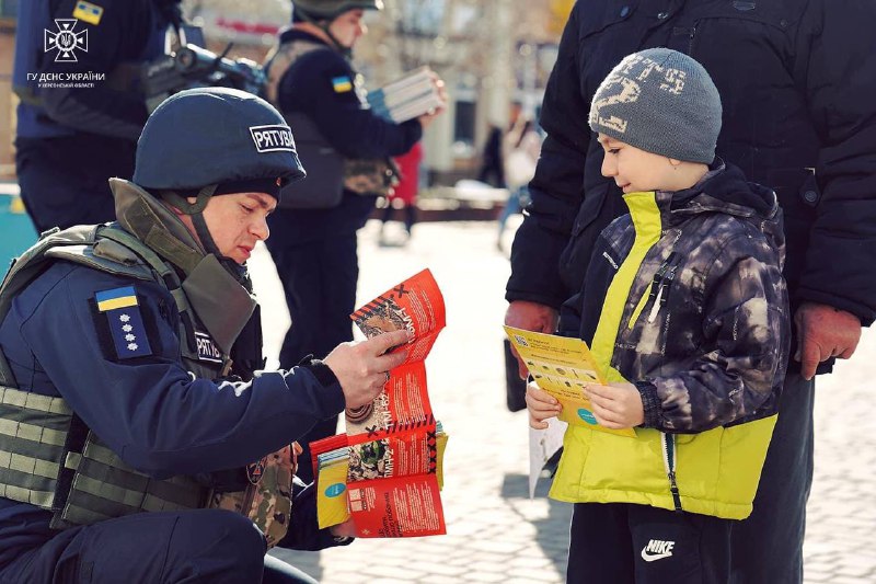 Херсон: З турботою про місцевих мешканців, незважаючи на постійні ворожі обстріли, рятувальники проводять заходи з мінної безпеки! Херсон: З турботою про місцевих мешканців, незважаючи на постійні ворожі обстріли, рятувальники проводять заходи з мінної безпеки!