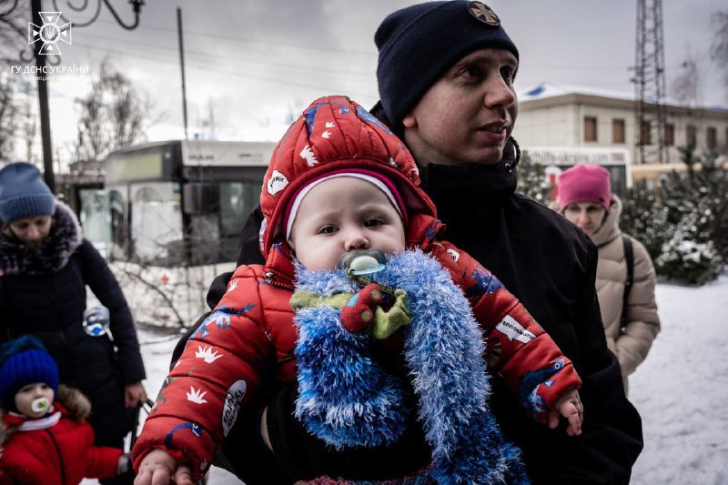 Діти Донецької області нині живуть в постійній небезпеці. Щодня ворог обстрілює житлові квартали та вбиває цивільне населення, тривають запеклі бої Діти Донецької області нині живуть в постійній небезпеці. Щодня ворог обстрілює житлові квартали та вбиває цивільне населення, тривають запеклі бої