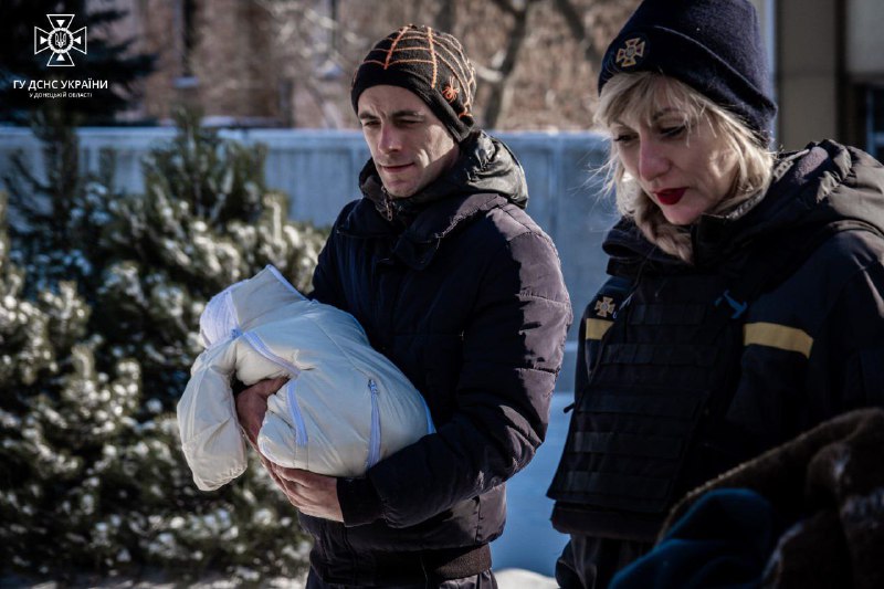 Діти Донецької області нині живуть в постійній небезпеці. Щодня ворог обстрілює житлові квартали та вбиває цивільне населення, тривають запеклі бої Діти Донецької області нині живуть в постійній небезпеці. Щодня ворог обстрілює житлові квартали та вбиває цивільне населення, тривають запеклі бої