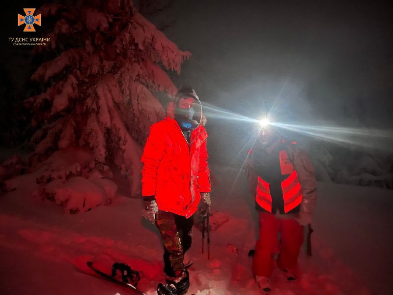 Допомога в горах!🏔
Закарпатські рятувальники відшукали сноубордиста, який заблукав у лісі Допомога в горах!🏔
Закарпатські рятувальники відшукали сноубордиста, який заблукав у лісі