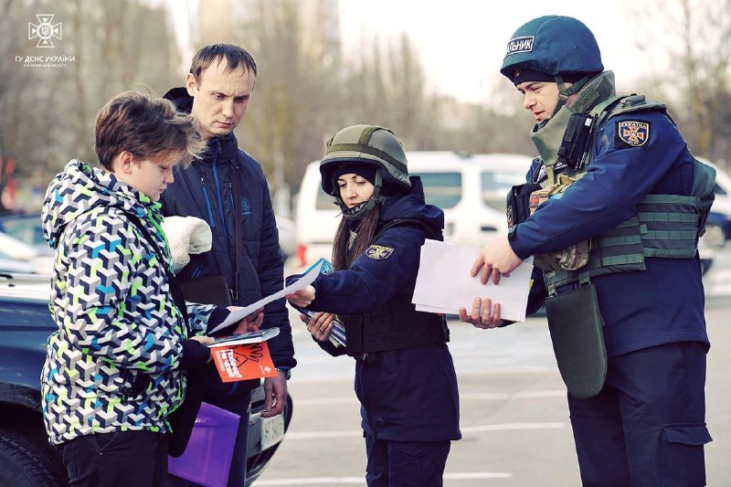 Херсон: З турботою про місцевих мешканців, незважаючи на постійні ворожі обстріли, рятувальники проводять заходи з мінної безпеки! Херсон: З турботою про місцевих мешканців, незважаючи на постійні ворожі обстріли, рятувальники проводять заходи з мінної безпеки!