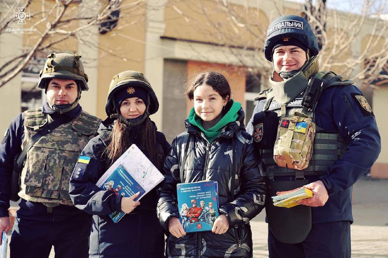Херсон: З турботою про місцевих мешканців, незважаючи на постійні ворожі обстріли, рятувальники проводять заходи з мінної безпеки! Херсон: З турботою про місцевих мешканців, незважаючи на постійні ворожі обстріли, рятувальники проводять заходи з мінної безпеки!