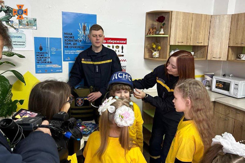 Дніпропетровщина: + 1 Клас безпеки у Павлоградському районі 🤗
⏺У Класах безпеки діти навчаються правил поведінки у різних життєвих ситуаціях Дніпропетровщина: + 1 Клас безпеки у Павлоградському районі 🤗
⏺У Класах безпеки діти навчаються правил поведінки у різних життєвих ситуаціях