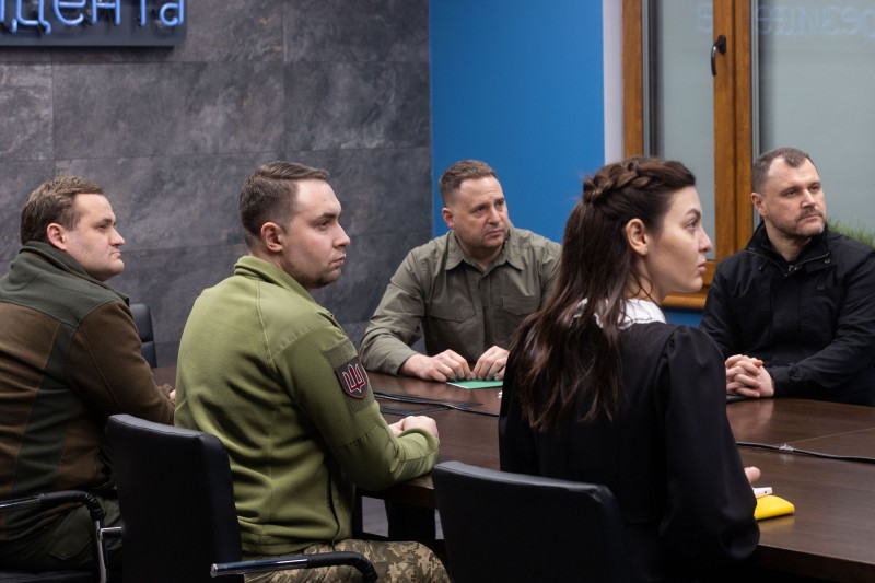 Андрій Єрмак поспілкувався зі звільненими з російського полону захисниками «Азовсталі» та першим заступником мера Енергодара Андрій Єрмак поспілкувався зі звільненими з російського полону захисниками «Азовсталі» та першим заступником мера Енергодара