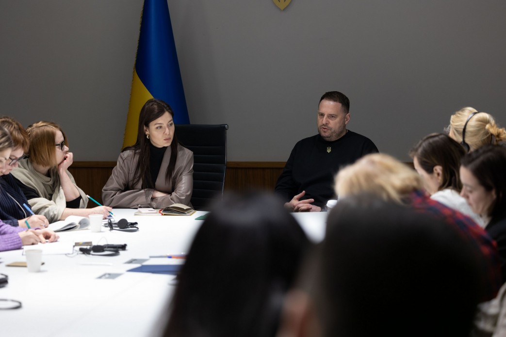 Андрій Єрмак зустрівся з представниками українських та іноземних ЗМІ Андрій Єрмак зустрівся з представниками українських та іноземних ЗМІ