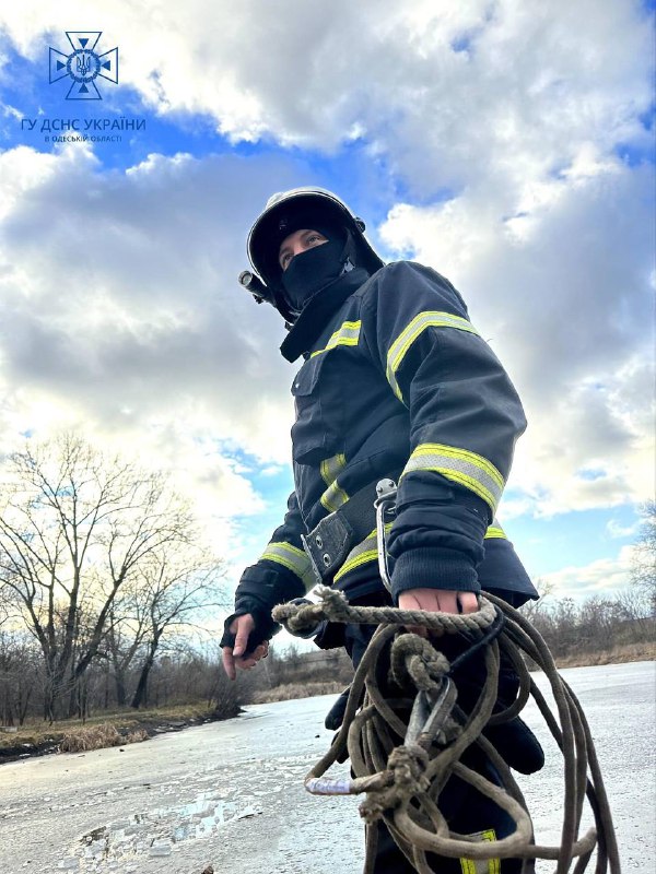 Одеса: на озері під кригу провалився чоловік, намагаючись урятувати свого собаку Одеса: на озері під кригу провалився чоловік, намагаючись урятувати свого собаку