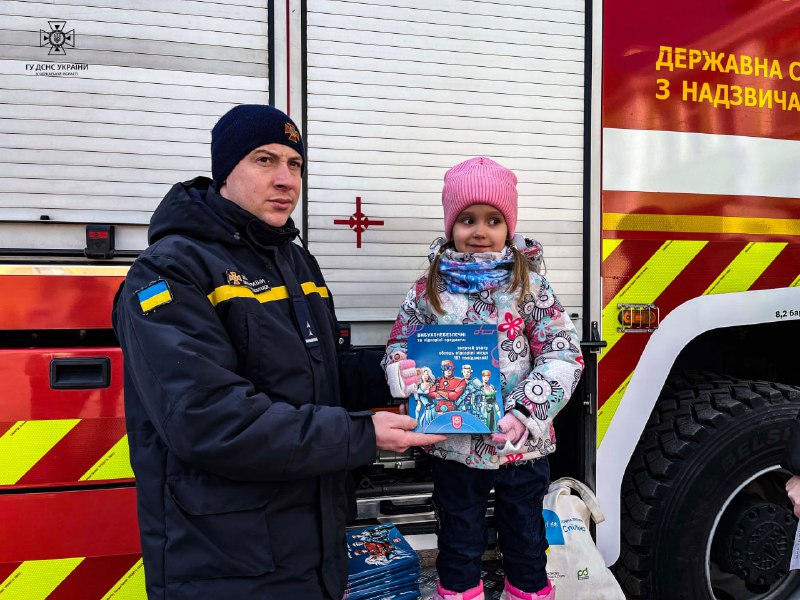 До рятувальників Уманщини на екскурсію завітали дітки, які були змушені покинути свої рідні домівки внаслідок бойових дій До рятувальників Уманщини на екскурсію завітали дітки, які були змушені покинути свої рідні домівки внаслідок бойових дій