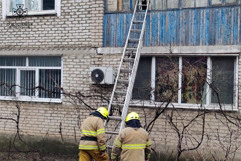 На Дніпропетровщині надзвичайники допомогли жінці, яку ненароком зачинила на балконі власна дитина На Дніпропетровщині надзвичайники допомогли жінці, яку ненароком зачинила на балконі власна дитина