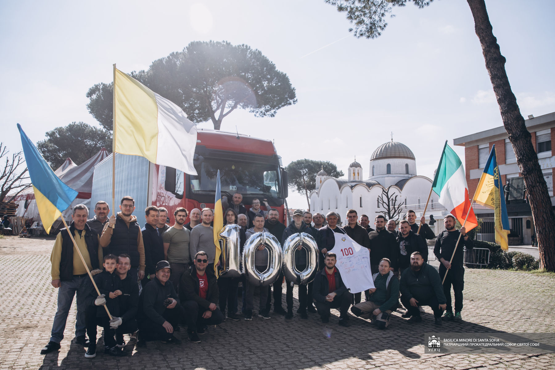 Бути поруч зі&nbsp;своїм народом: до&nbsp;України надіслали соту вантажівку допомоги