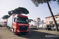 Бути поруч зі&nbsp;своїм народом: до&nbsp;України надіслали соту вантажівку допомоги