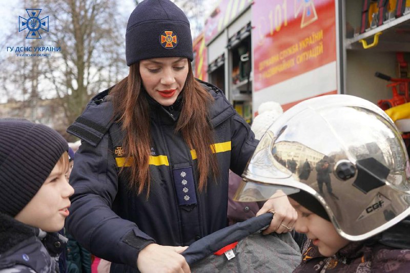 + 1 новий «Клас безпеки» відкрився на Київщині 🤗
⏺Рятувальники ДСНС активно проводять інформаційно-роз'яснювальну роботу + 1 новий «Клас безпеки» відкрився на Київщині 🤗
⏺Рятувальники ДСНС активно проводять інформаційно-роз'яснювальну роботу