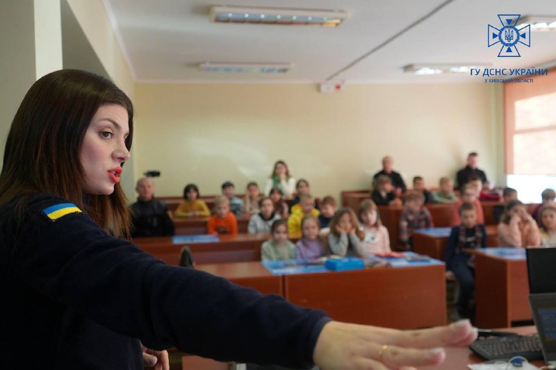 + 1 новий «Клас безпеки» відкрився на Київщині 🤗
⏺Рятувальники ДСНС активно проводять інформаційно-роз'яснювальну роботу + 1 новий «Клас безпеки» відкрився на Київщині 🤗
⏺Рятувальники ДСНС активно проводять інформаційно-роз'яснювальну роботу
