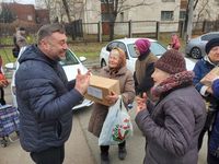 Двісті людей із&nbsp;Оболоні отримали продуктові набори від &laquo;Мудрої справи&raquo;