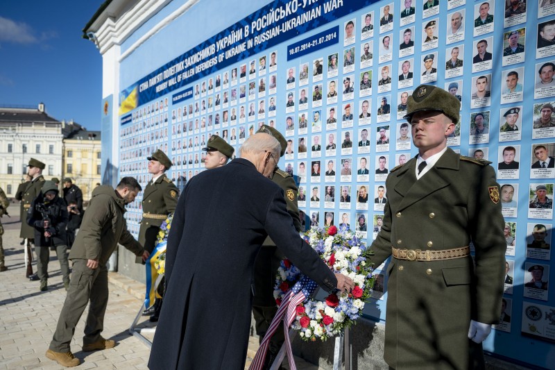 Лідери України та США вшанували пам’ять загиблих українських захисників та відвідали Свято-Михайлівський Золотоверхий монастир Лідери України та США вшанували пам’ять загиблих українських захисників та відвідали Свято-Михайлівський Золотоверхий монастир