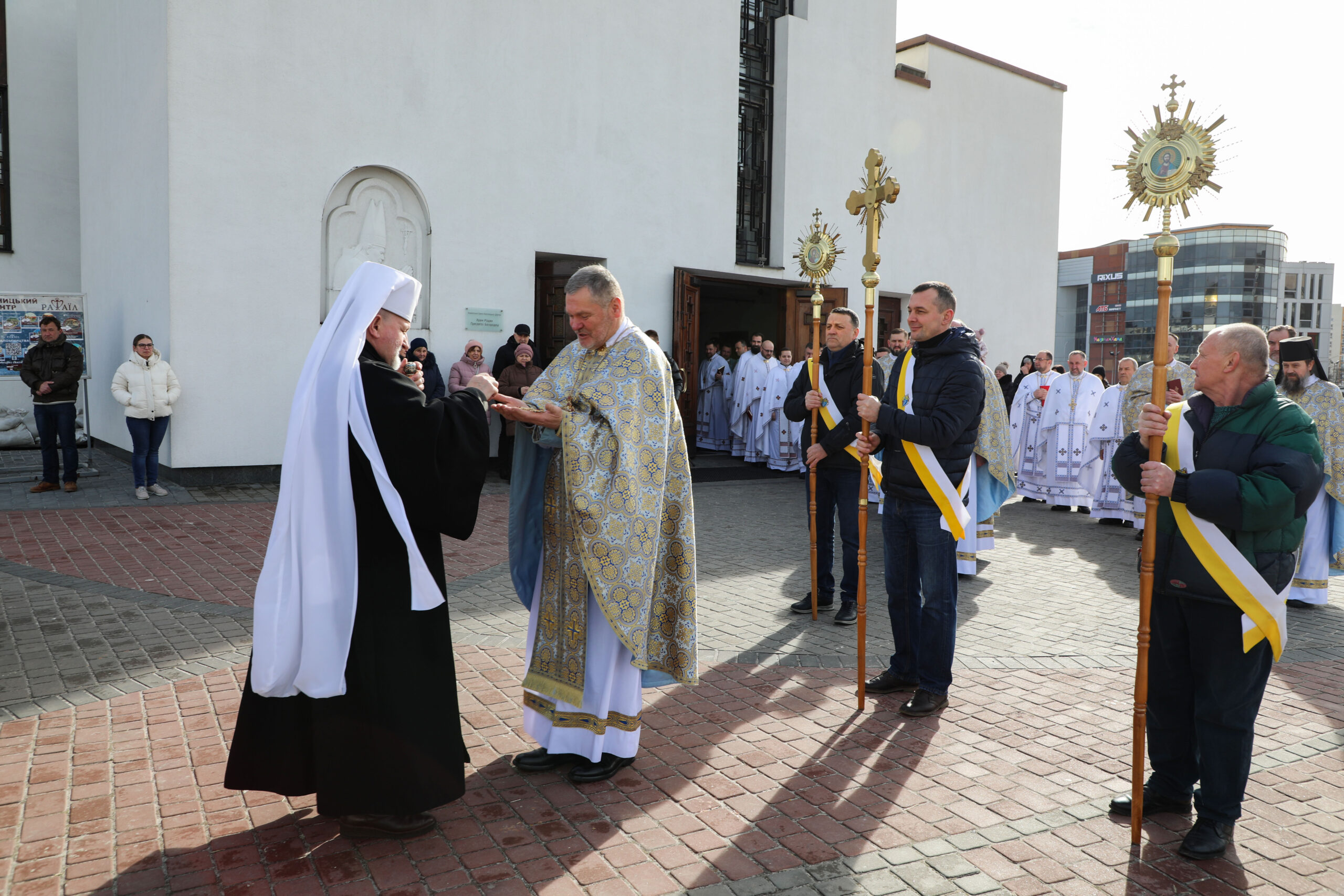 «Нехай Всемилостивий Господь просвічує вас на дорозі пізнання відвічних правд», ― так отця Ореста Фредину привітав Митрополит із 60-літтям «Нехай Всемилостивий Господь просвічує вас на дорозі пізнання відвічних правд», ― так отця Ореста Фредину привітав Митрополит із 60-літтям