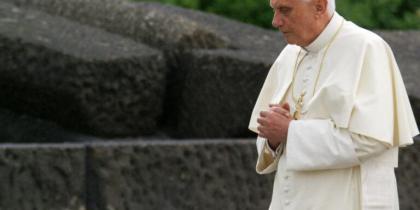 Папа Бенедикт передбачив трансгендерну революцію іще 40 років тому. Папа Бенедикт передбачив трансгендерну революцію іще 40 років тому.