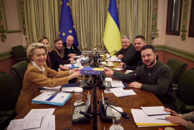 Подальша інтеграція України та ЄС – це зміцнення загальноєвропейських можливостей захищати життя – Глава держави за результатами переговорів з Урсулою фон дер Ляєн у Києві Подальша інтеграція України та ЄС – це зміцнення загальноєвропейських можливостей захищати життя – Глава держави за результатами переговорів з Урсулою фон дер Ляєн у Києві
