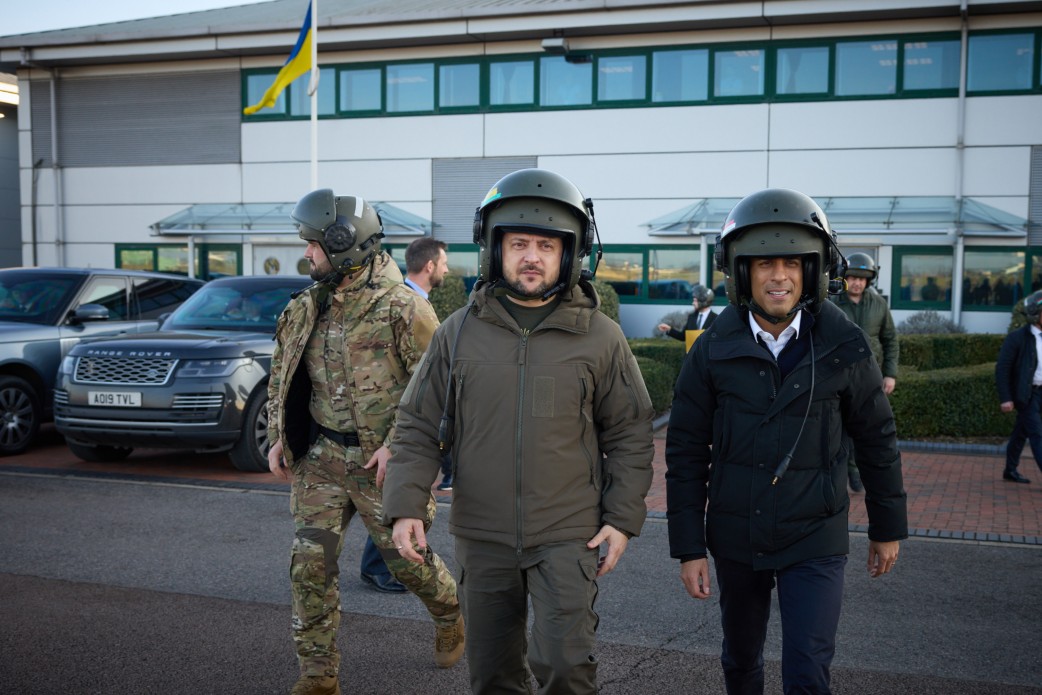 Президент ознайомився з підготовкою українських захисників на британській військовій базі Президент ознайомився з підготовкою українських захисників на британській військовій базі