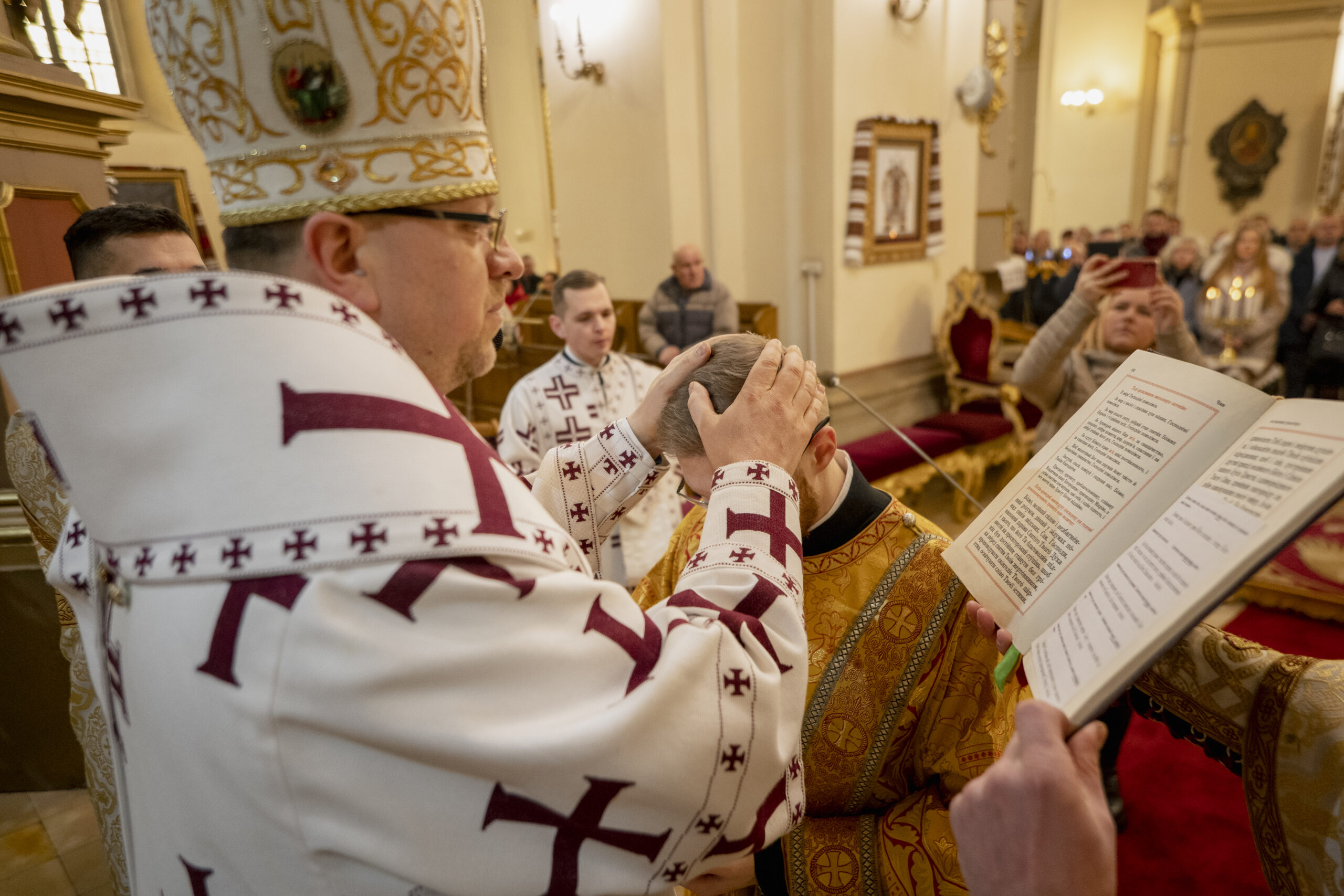 «У стіп Божого милосердя черпай силу для служіння», — Владика Володимир звершив священниче рукоположення Керівника Пресслужби Львівської Архиєпархії Михайла Квасюка «У стіп Божого милосердя черпай силу для служіння», — Владика Володимир звершив священниче рукоположення Керівника Пресслужби Львівської Архиєпархії Михайла Квасюка