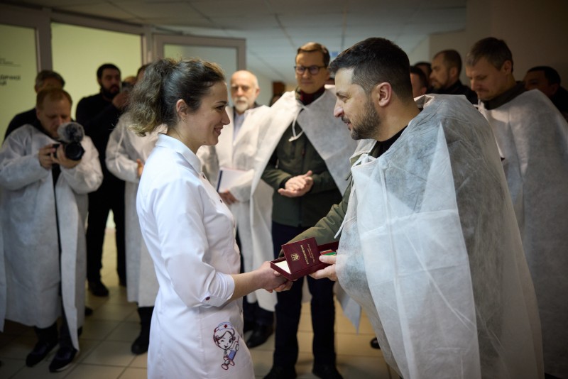 Володимир Зеленський і Матеуш Моравецький поспілкувалися з українськими воїнами, які проходять лікування після поранень Володимир Зеленський і Матеуш Моравецький поспілкувалися з українськими воїнами, які проходять лікування після поранень