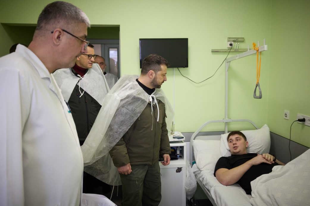 Володимир Зеленський і Матеуш Моравецький поспілкувалися з українськими воїнами, які проходять лікування після поранень Володимир Зеленський і Матеуш Моравецький поспілкувалися з українськими воїнами, які проходять лікування після поранень