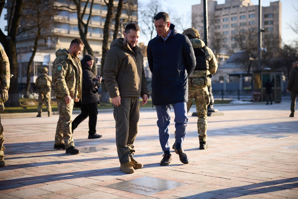 Володимир Зеленський і Педро Санчес відкрили на Алеї сміливості в Києві іменну табличку, присвячену Прем’єр-міністру Іспанії Володимир Зеленський і Педро Санчес відкрили на Алеї сміливості в Києві іменну табличку, присвячену Прем’єр-міністру Іспанії