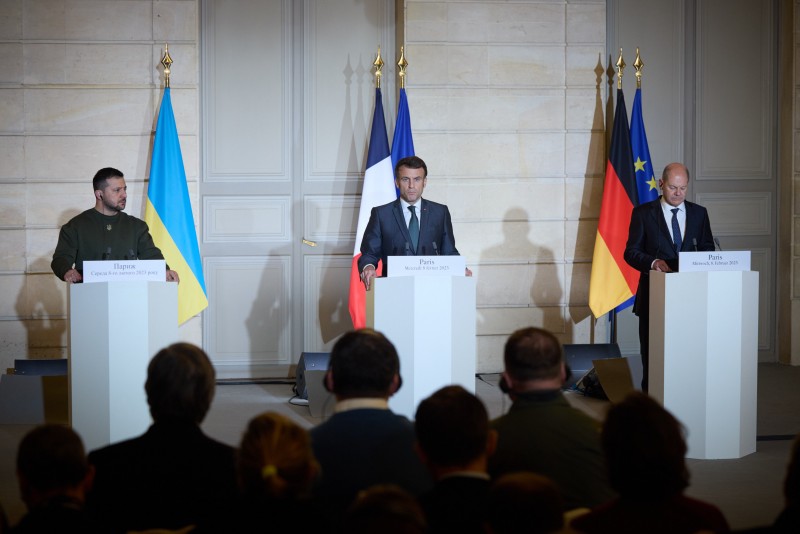 Володимир Зеленський у Парижі провів зустріч з Еммануелем Макроном та Олафом Шольцом Володимир Зеленський у Парижі провів зустріч з Еммануелем Макроном та Олафом Шольцом