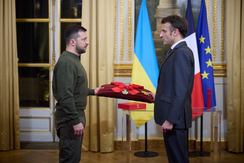 Володимир Зеленський у Парижі провів зустріч з Еммануелем Макроном та Олафом Шольцом Володимир Зеленський у Парижі провів зустріч з Еммануелем Макроном та Олафом Шольцом