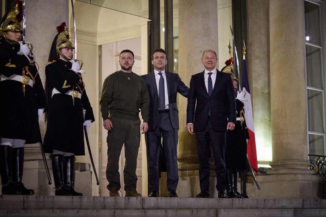 Володимир Зеленський у Парижі провів зустріч з Еммануелем Макроном та Олафом Шольцом Володимир Зеленський у Парижі провів зустріч з Еммануелем Макроном та Олафом Шольцом