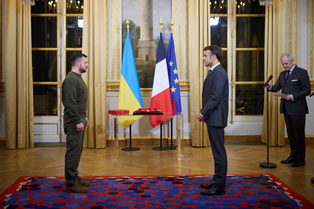 Володимир Зеленський у Парижі провів зустріч з Еммануелем Макроном та Олафом Шольцом Володимир Зеленський у Парижі провів зустріч з Еммануелем Макроном та Олафом Шольцом